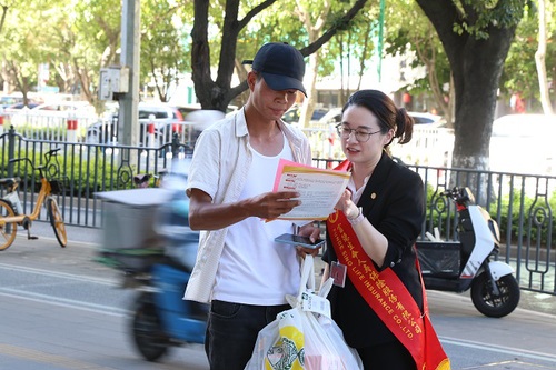 廈門(mén)分公司組織工作人員在分公司職場(chǎng)附近的公交站地鐵站向市民宣傳金融知識(shí)  (6)